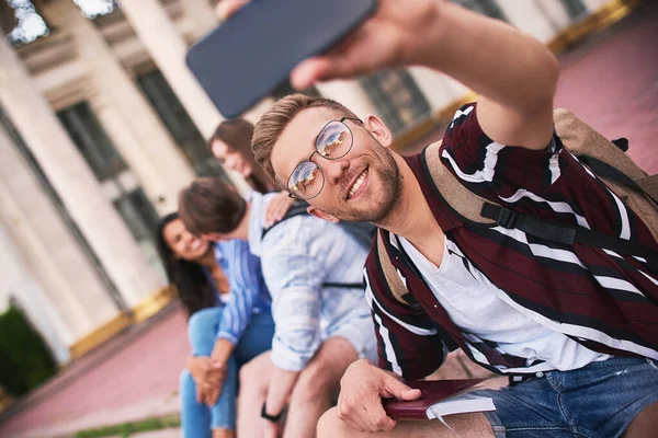 Hipsterski Facet Okularach Nagrywa Swoich Znajomych Przez Telefon — Zdjęcie stockowe