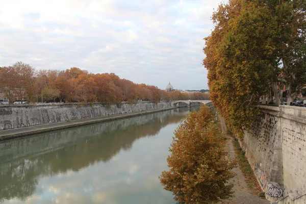 Roma'da nehir manzarası 