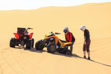 Dörtlü motorsiklet insanları çöküp kuma saplıyor..