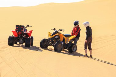 Dörtlü motorsiklet insanları çöküp kuma saplıyor..