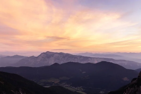 Paisaje de montaña al atardecer en los Alpes Julianos. Increíble vista sobre nubes coloridas y siluetas de montañas en capas . — Foto de Stock
