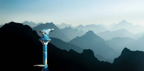 太阳升起时的公共双筒望远镜和山地轮廓。新的商业概念和创意的远见和远见。Alps, Allgau, Bavaria, Germany. — 图库照片