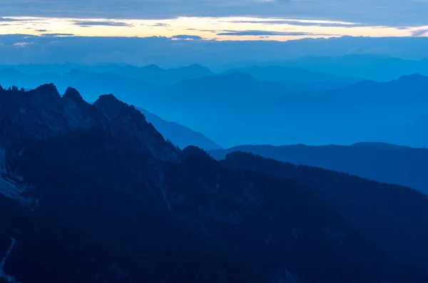 Mavi dağ siluetleri ve vadilerdeki sislerin muhteşem manzarası. Julian Alps, Triglav Ulusal Parkı, Slovenya. Slemenova Dağı 'ndan görüntü, Sleme. — Stok fotoğraf