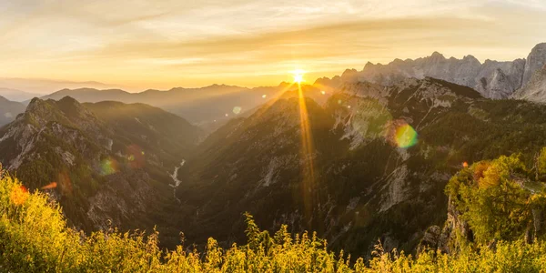 산에서의 놀라운 일출. 아름다운 렌즈 섬광 과 태양 광선 이 있는 백라이트. Panorama Julian Alves, Triglav National Park, Slovenia, Mountain Slemenova, Sleme. — 스톡 사진