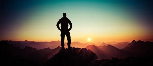 Hombre llegando a la cima disfrutando de la libertad y mirando hacia las montañas amanecer. Allgau Alps, Baviera, Alemania y Tirol Austria . — Foto de Stock