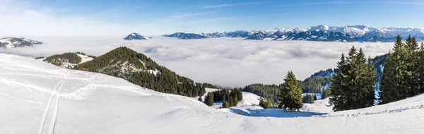 Incredibile vista panoramica dalla montagna delle nevi alla catena montuosa innevata sopra lo strato di nuvole nebbiose. Mare di nuvole. Rangiswangerhorn, Allgau, Baviera, Germania. — Foto Stock