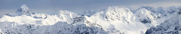 Panorama de Inverno incrível com as montanhas cobertas de neve Hochvogel, Hofats, Krottenkopf em Allgau Alps, Baviera, Alemanha . — Fotografia de Stock