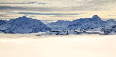 Karlar tepetaklak vadileri sisle kapladı ve ağaçlar sisle kaplandı. Gün doğumunda Alpler 'de kar manzaralı kış manzarası. Allgau, Kleinwalsertal, Bavyera, Almanya.