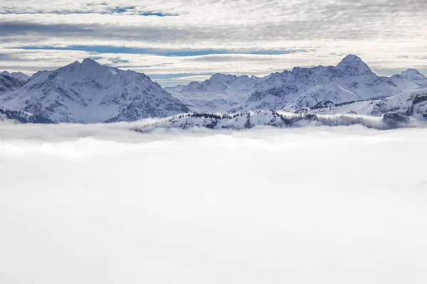 雪の反転渓谷霧と木々の霧に包まれて山の覆われた。アルプス、アルガウ、クラインヴァルター地方、バイエルン、ドイツの風景雪の冬の風景. — ストック写真