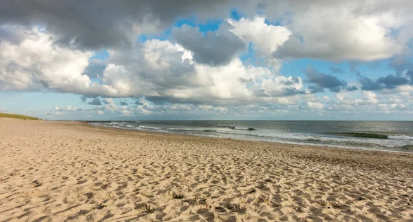 Παραλία άμμος με μπλε ουρανό και δραματικά σύννεφα στην παραλία σε απαλό φως ηλιοβασίλεμα. Hvidbjerg Strand, Blavand, Βόρεια Θάλασσα, Δανία. — Φωτογραφία Αρχείου