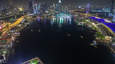 Singapur cityscape feribot gece ile hızlandırılmış hava