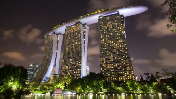 Marina Bay Sands timelapse con nubes nocturnas — Vídeos de Stock