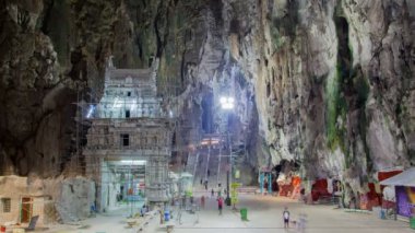 Ziyaretçi hızlandırılmış görünümü geçip Batu mağaraları Kuala Lumpur, Malezya.