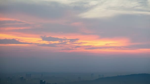 Cloudscape ηλιοβασίλεμα με αστική σιλουέτες ώρα λήξη της πόλης Κουάλα Λουμπούρ — Αρχείο Βίντεο