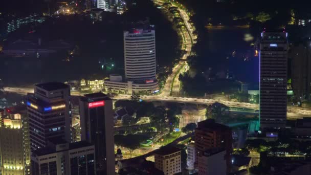 Avond time-lapse skyline met verkeer op een snelweg van Kuala Lumpur, Maleisië — Stockvideo