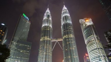 Petronas İkiz Kuleleri gece bulutlu hızlandırılmış