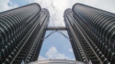 Petronas İkiz Kuleleri ile hızlı hareketli bulutlar hızlandırılmış alt görüntülemek
