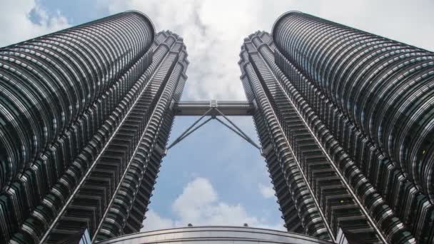 Башни-близнецы Petronas с быстро движущимися облаками с видом снизу — стоковое видео