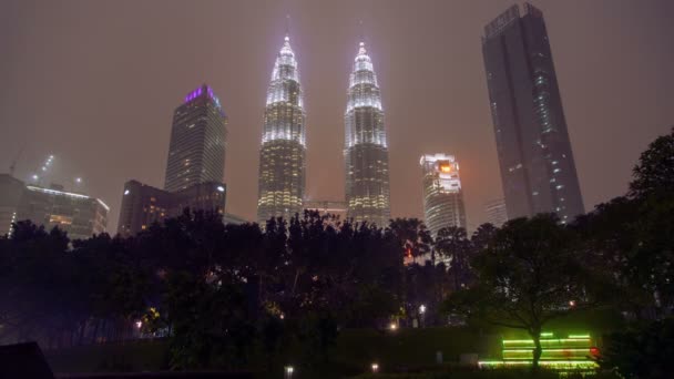 Yağmur ile Cityscape Petronas İkiz kuleler Kuala Lumpur City Center günbatımı — Stok video