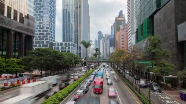 Hong Kong street με απασχολημένος κυκλοφορίας και ουρανοξύστης γραφείο στην πάροδο του χρόνου την ημέρα — Αρχείο Βίντεο