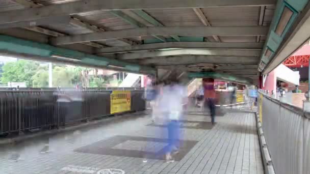 Час lapse зайнятий дорожнього руху людей в накладні прохід у Гонконгу — стокове відео