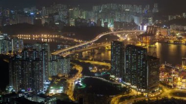 Konut gece zaman atlamalı panorama ve liman alanı Hong Kong