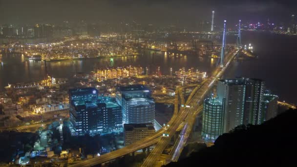 Ночное время в Гонконге: вид на небо на оживленном контейнерном терминале — стоковое видео