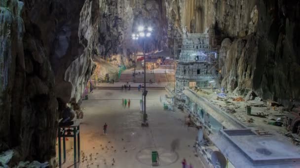Священних печер Батия в Куала-Лумпурі сповільненої зйомки. Пан вгору — стокове відео