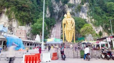 Tanrı Muruga Time-Lapse Batu Caves Kuala Lumpur yaldızlı heykeli. yukarı kaydır