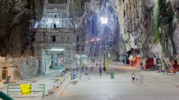 Тайм-лапс в священной пещере индуистских богов Бату пещеры Куала-Лумпур. pan up — стоковое видео