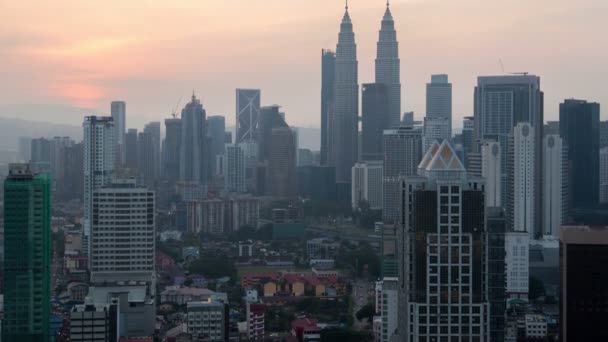 Kuala Lumpur sunrise stadsbilden time-lapse. panorera upp — Stockvideo