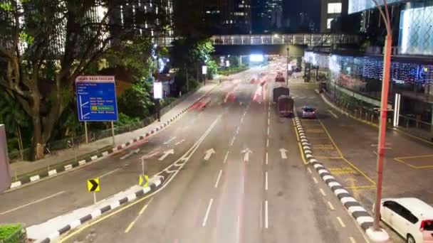 Time-Lapse van nacht verkeer Kuala Lumpur. Pan omhoog — Stockvideo