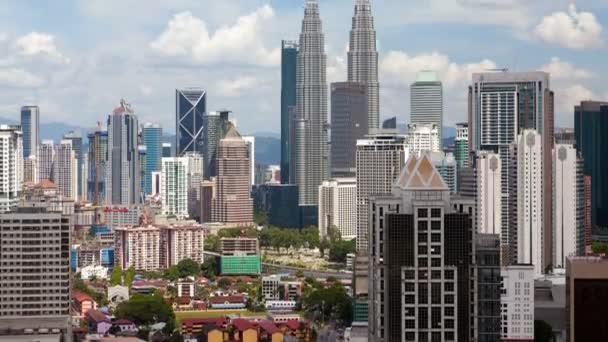 Kuala Lumpur Skyline Zeitraffer mit schnellen Wolken. Schwenk nach oben — Stockvideo