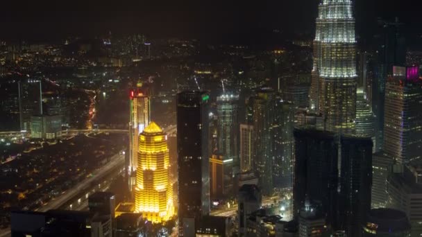 Nacht skyline tijd-tijdspanne van Kuala Lumpur. Pan omhoog — Stockvideo