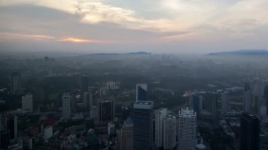 Kuala Lumpur günbatımı hızlandırılmış manzarası. yukarı kaydır