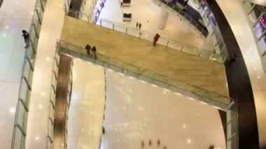 Alışveriş Merkezi hızlandırılmış yaya köprüler ile. yukarı kaydır