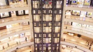 Cam alışveriş merkezinde hızlandırılmış kaldırdı. yukarı kaydır