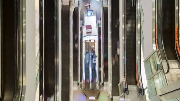 Duże schody ruchome w centrum handlowym time-lapse. przesunąć w górę — Wideo stockowe