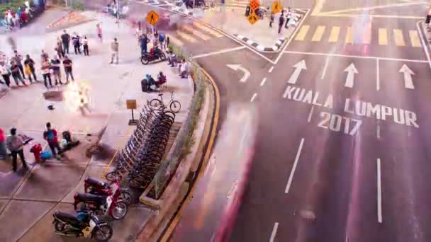 Kuala Lumpur nacht leven verkeer time-lapse. Pan omhoog — Stockvideo