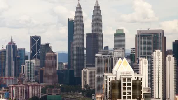 Nap skyline gyorsított Kuala Lumpurban. Pan-fel — Stock videók