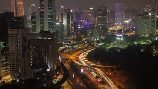 Skyline Time-lapse natt Kuala Lumpur med trafik. panorera upp — Stockvideo