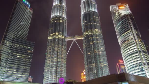 Petronas Twin Towers ночной период Куала-Лумпур города. pan up — стоковое видео