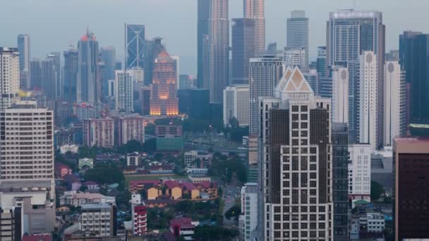 Skyline tidsfördröjning på dagen till natt i Kuala Lumpur City Center. panorera upp — Stockvideo