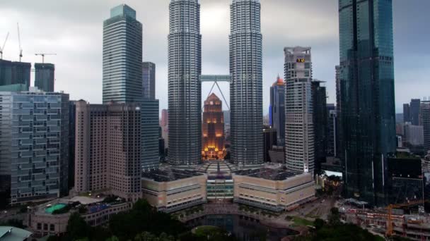 Pusat Kota Kuala Lumpur dengan hujan selang waktu dari hari ke malam. pan up — Stok Video