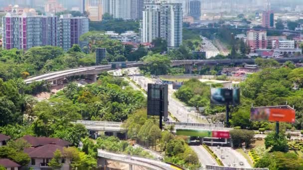 Straßenverkehr im Zeitraffer in Kuala Lumpur. Schwenk nach oben — Stockvideo