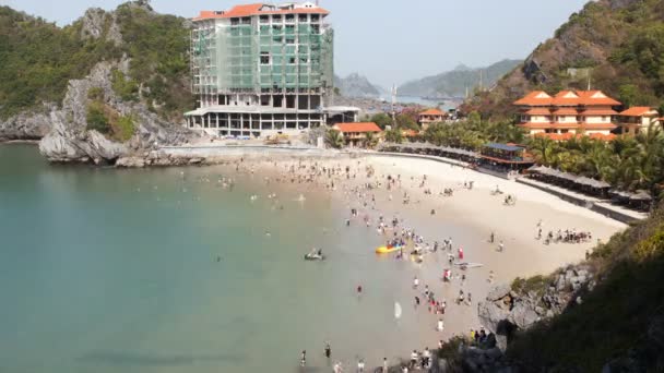 Cat Ba eiland strand luchtfoto, Ha Long Bay, Vietnam timelapse — Stockvideo