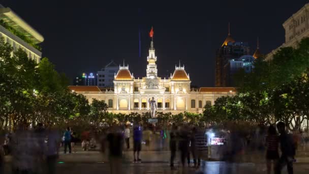 Multitud en la calle peatonal Nguyen Hue con la estatua Ho Chi Minh, Vietnam Timelapse — Vídeos de Stock