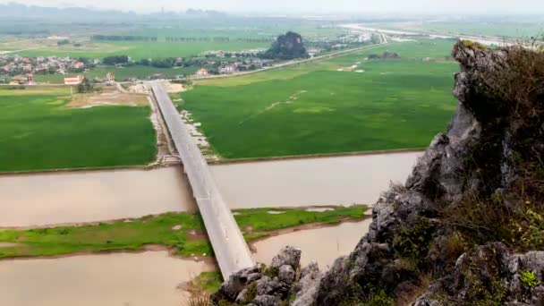 Krajina s mostem silnici, Vietnam timelapse v destinaci Ninh Binh — Stock video