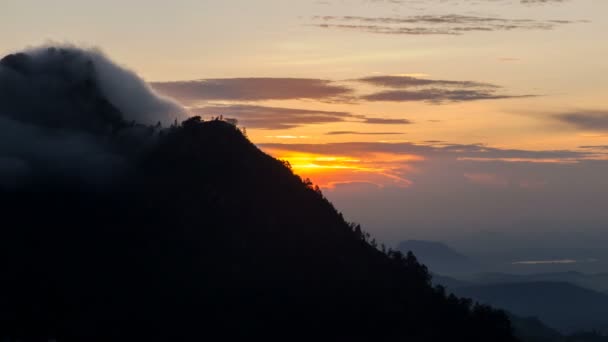 山の中腹、スリランカ タイムラプス後ろからの日の出風景 — ストック動画