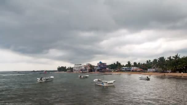 天気曇りヒッカドゥワ、スリランカ タイムラプスのボートが付いている海洋の海岸 — ストック動画